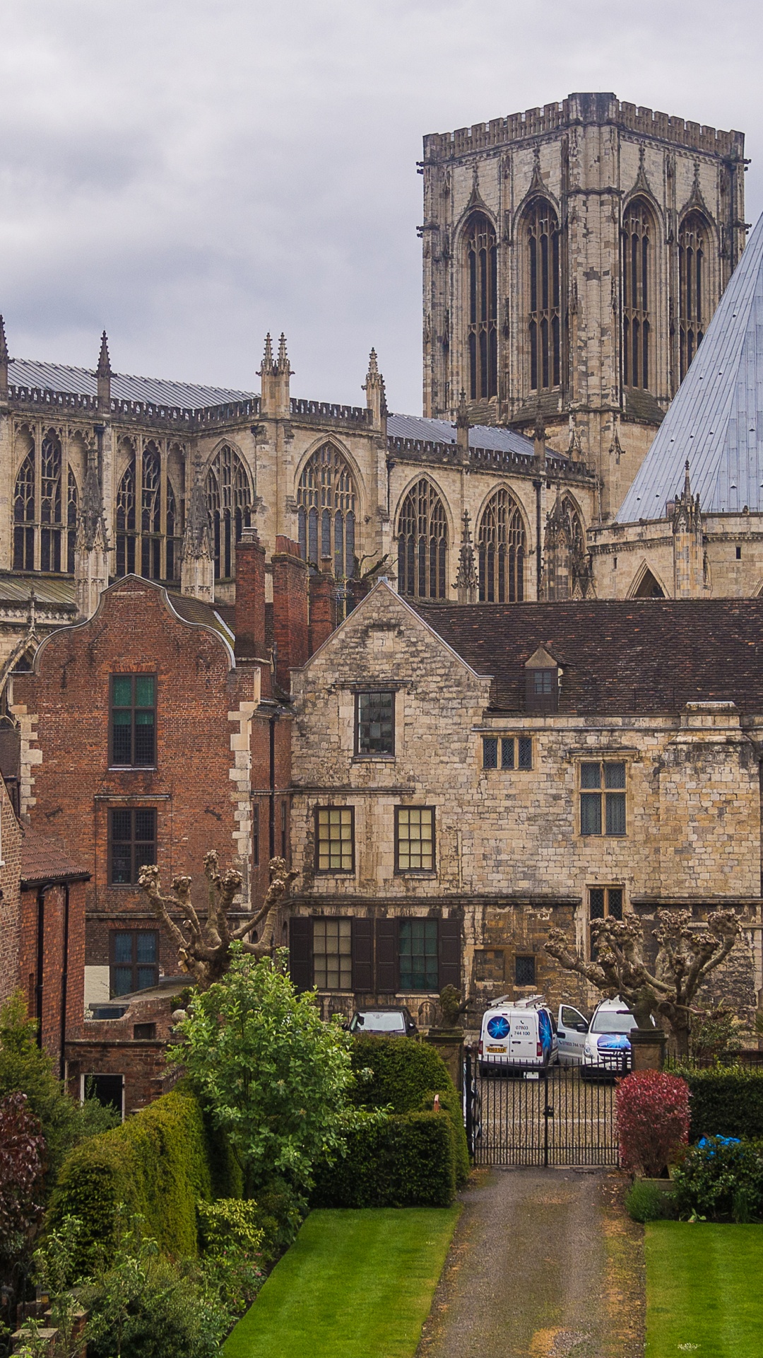 Обои средневековая архитектура, здание, величественный дом, собор, замок в разрешении 1080x1920