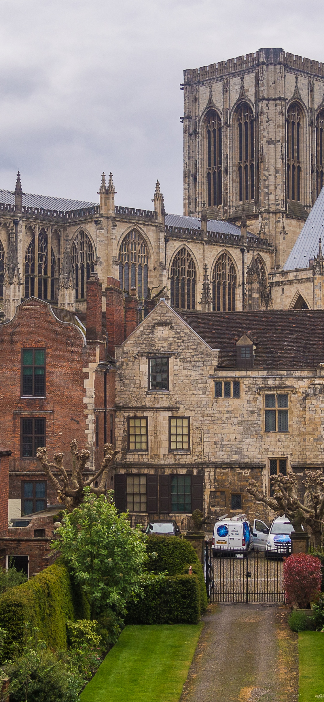 Обои средневековая архитектура, здание, величественный дом, собор, замок в разрешении 1125x2436