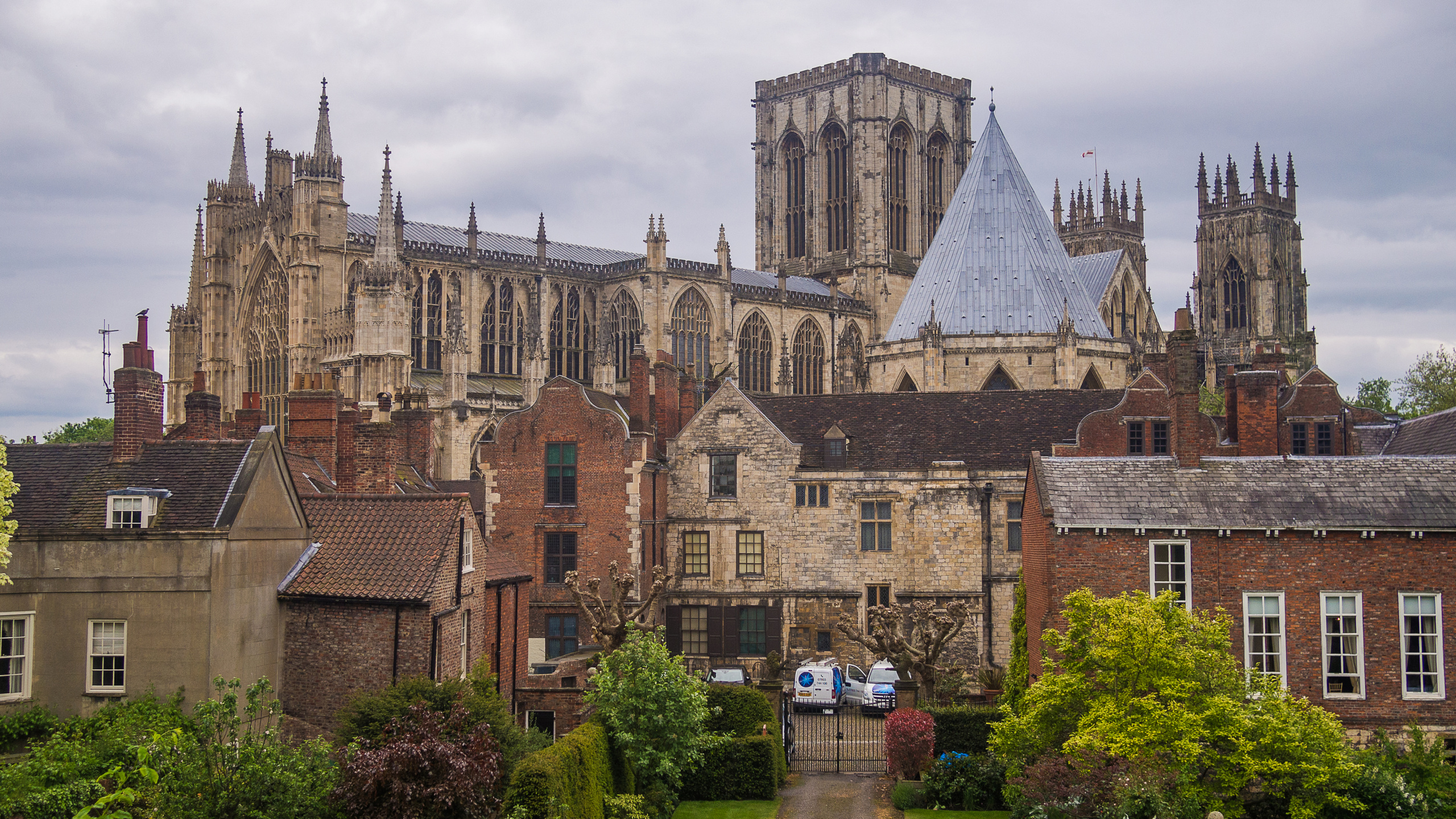 Обои средневековая архитектура, здание, величественный дом, собор, замок в разрешении 2560x1440