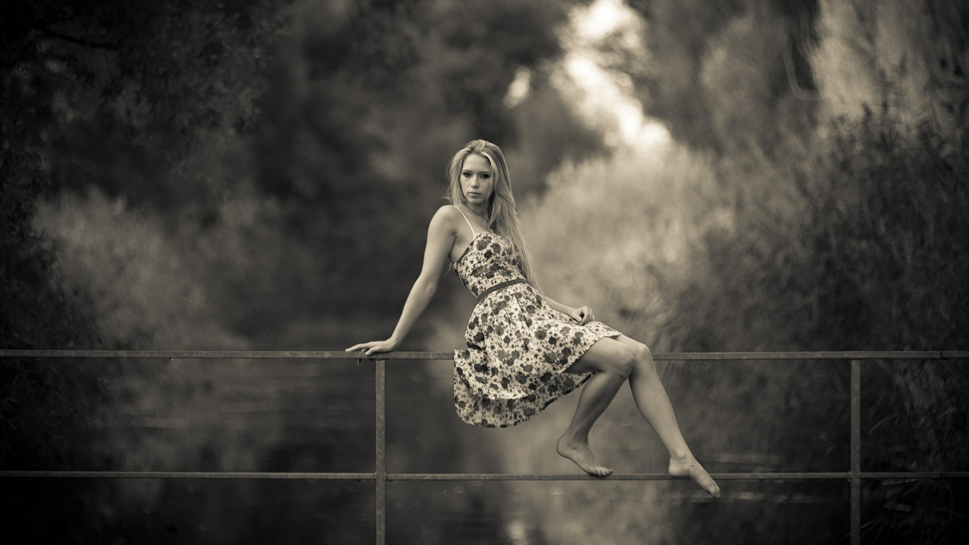 Обои черный и белый, монохромный, красота, блондин, монохромная фотография в разрешении 1366x768