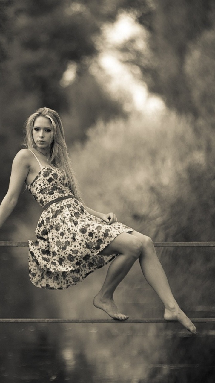 Обои черный и белый, монохромный, красота, блондин, монохромная фотография в разрешении 720x1280