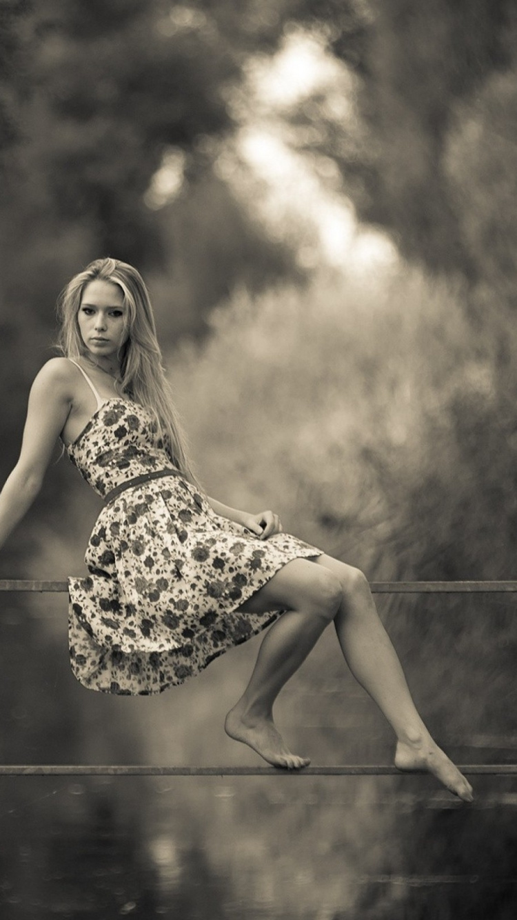 Обои черный и белый, монохромный, красота, блондин, монохромная фотография в разрешении 750x1334