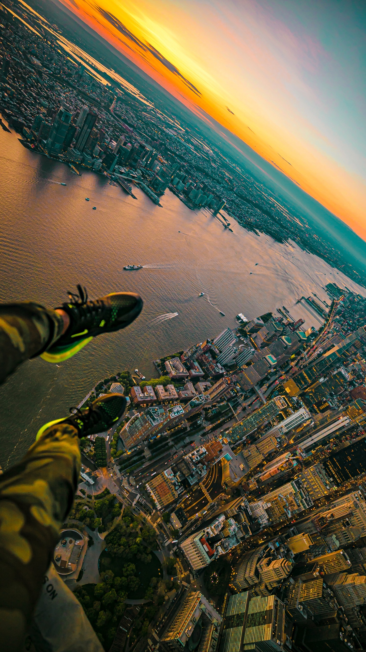 Обои вода, отражение, желтый, городской район, облако в разрешении 1440x2560