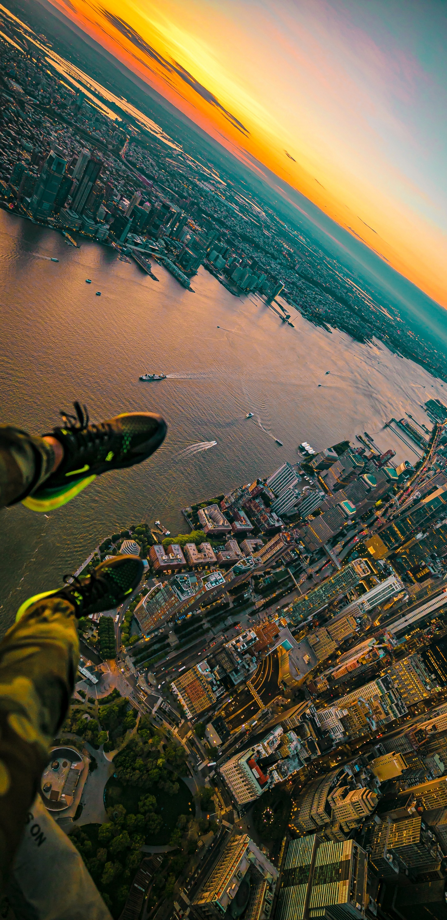 Обои вода, отражение, желтый, городской район, облако в разрешении 1440x2960