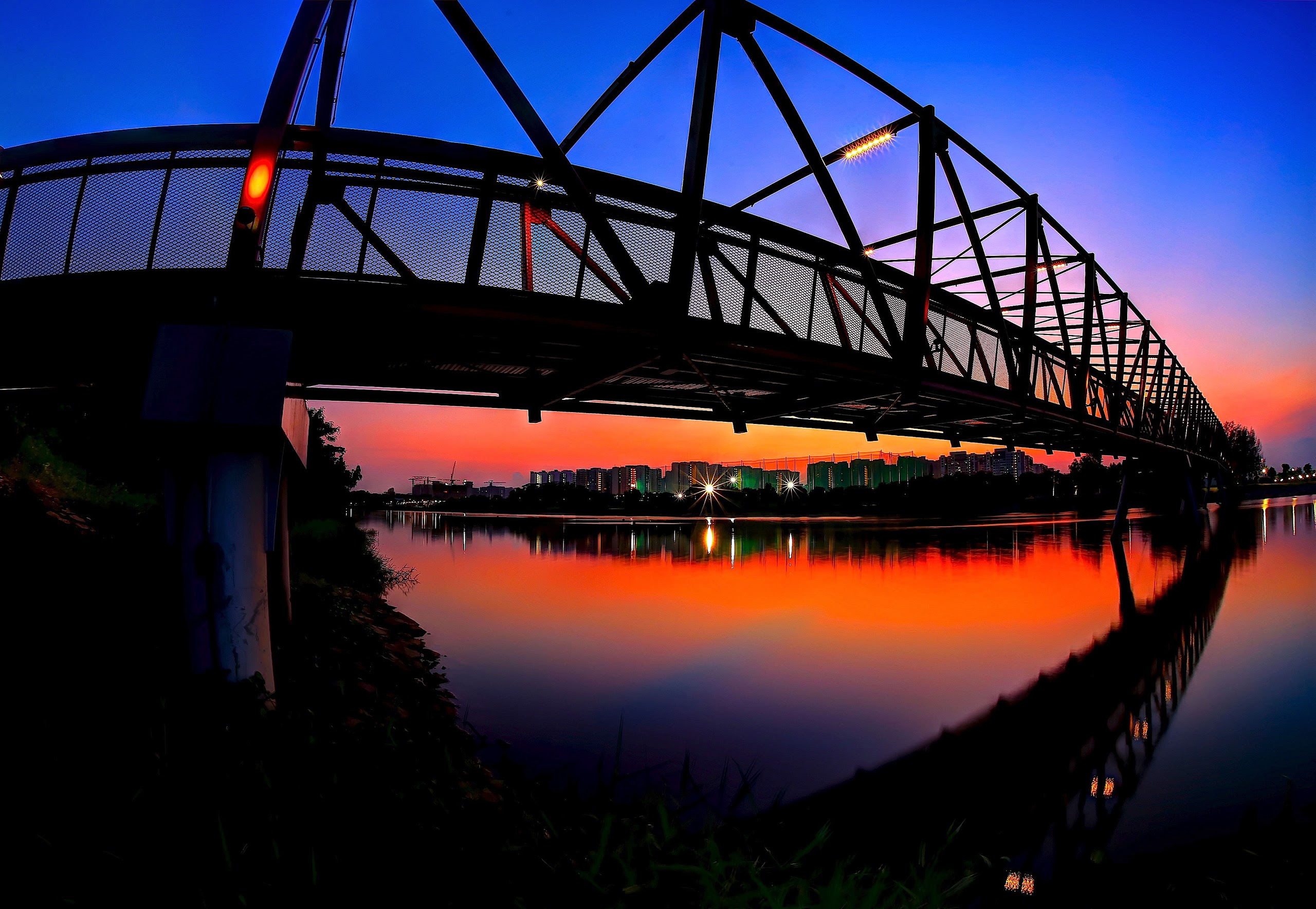 2 показать картинки. Красивый мост Ижевск. Виадук 2560 1440. Отражение мосты фото. Обои отражение.