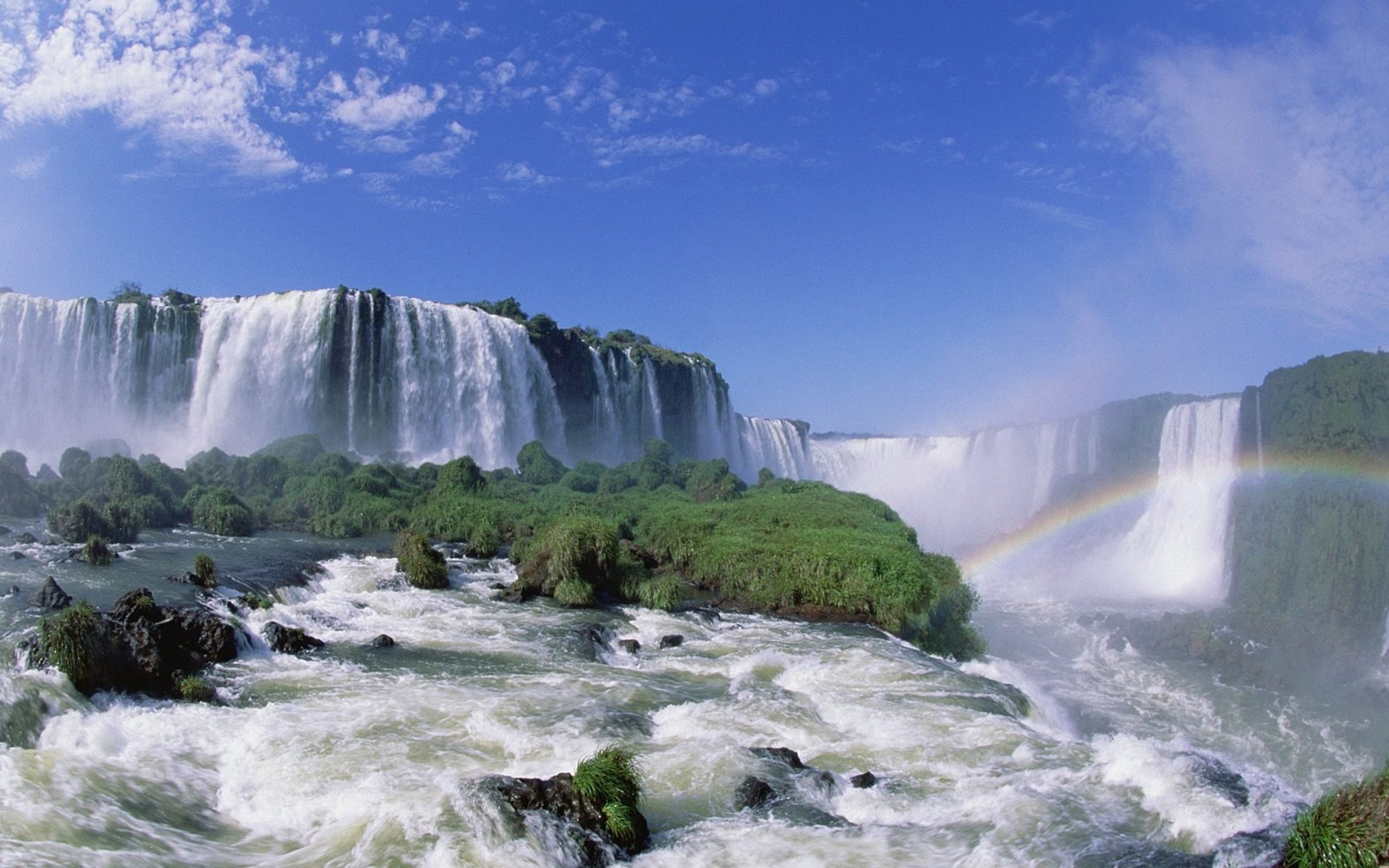 Широкий водопад в южной америке. Водопады: Анхель и Игуасу.. Водопады Игуасу Аргентина Бразилия. Водопад Игуасу в Южной Америке. Южная Америка бугуасу водопады.