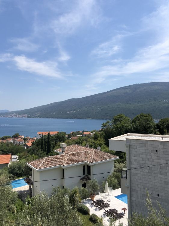 Обои горный рельеф, нагорье, здание, холм, крыша в разрешении 1536x2048