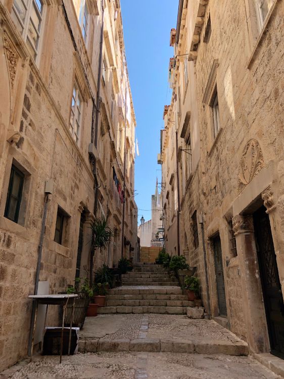 Обои историческое место, древняя история, средневековая архитектура, дорога, соседство в разрешении 3024x4032