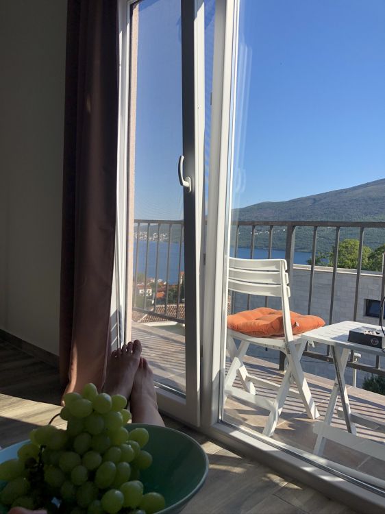 Обои квартира, недвижимость, бессемянные плоды, уличная мебель, фрукты в разрешении 1536x2048