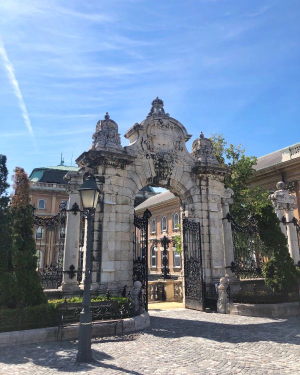 Обои Будайская Крепость, классическая архитектура, памятник, древняя история, историческое место в разрешении 3024x3780