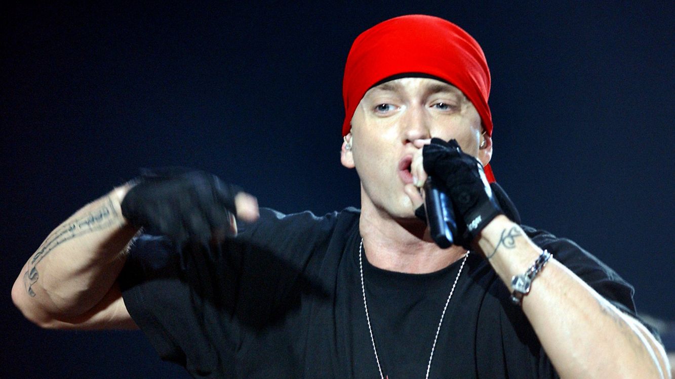 Обои eminem, реппер, микрофон, музыкальный исполнитель, музыка в разрешении 2000x1125