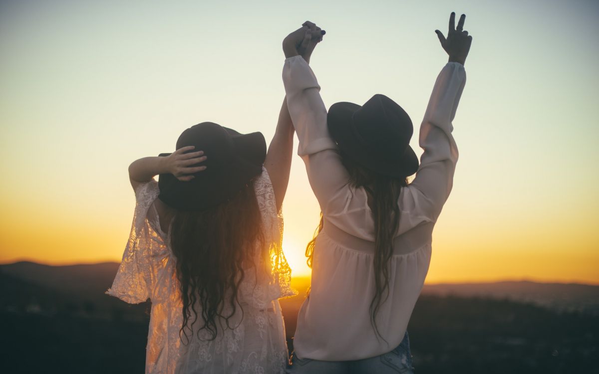 Обои дружба, забава, солнечный свет, восход солнца, человек в разрешении 2560x1600