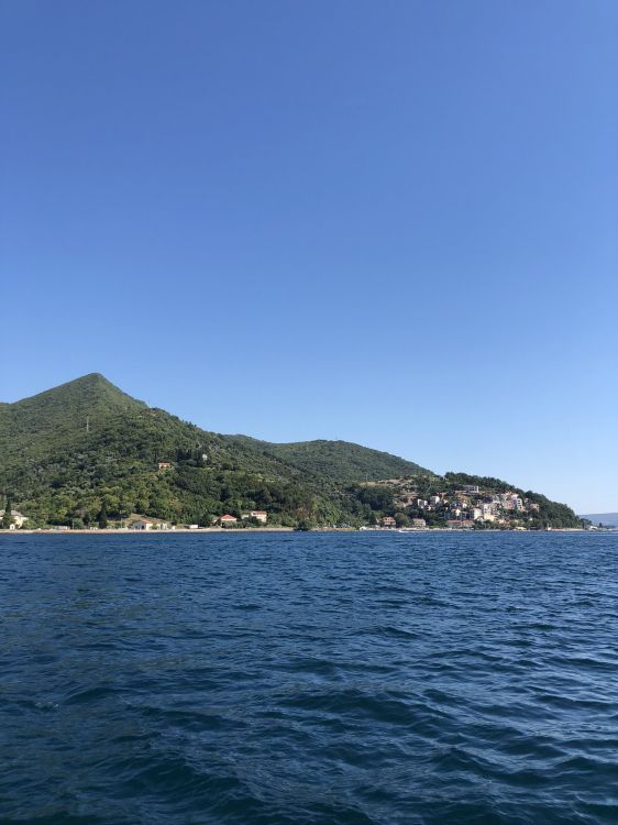 Обои водоем, горный рельеф, гидроресурсы, холм, побережье в разрешении 1536x2048