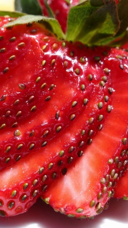 Обои ломтик клубники, сок, Оранжевый цвет, гуава, клубника в разрешении 720x1280