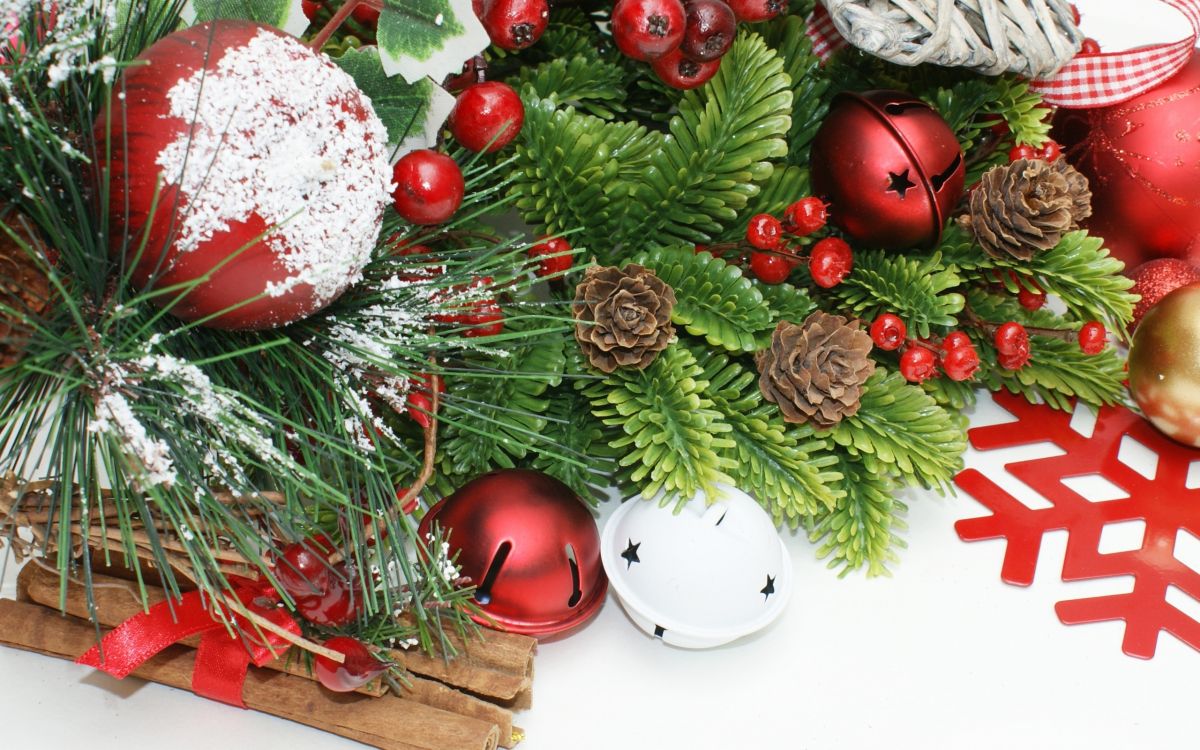 Обои Рождественский день, Рождественские украшения, рождественский орнамент, Рождество, елка в разрешении 2560x1600
