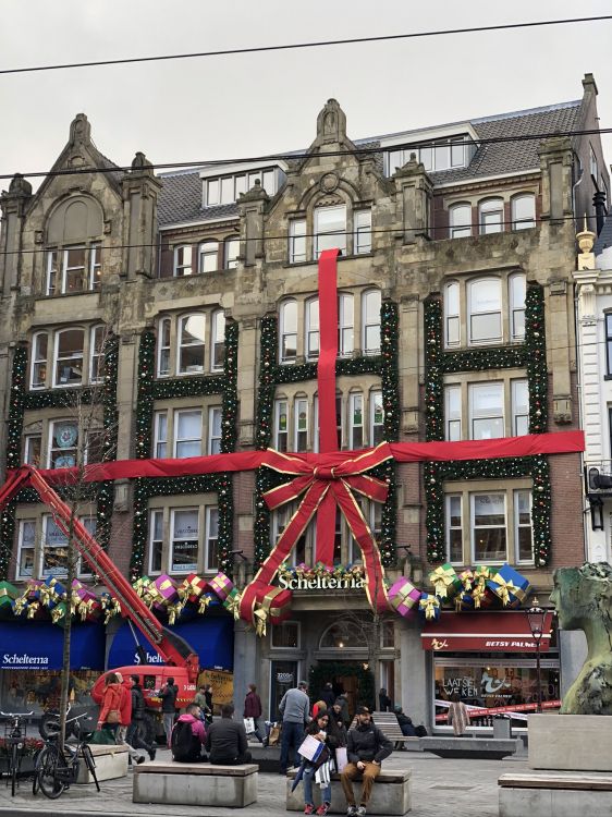 Обои ориентир, окно, городок, смешанное использование, улица в разрешении 1536x2048