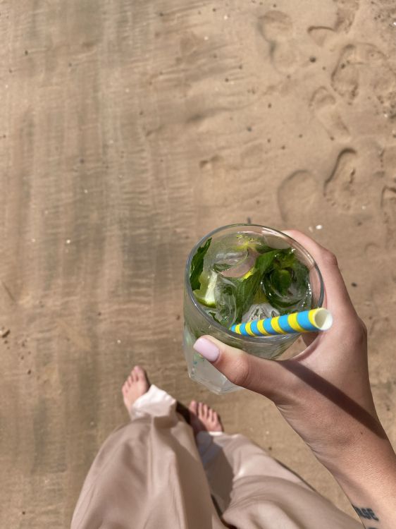 Обои вода, небьющиеся, палец, отдых, пляж в разрешении 1536x2048