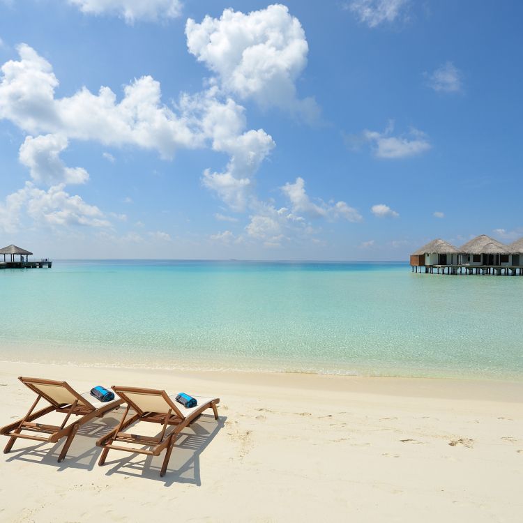 Обои шезлонги на пляже, пляж, море, прибежище, отпуск в разрешении 2048x2048