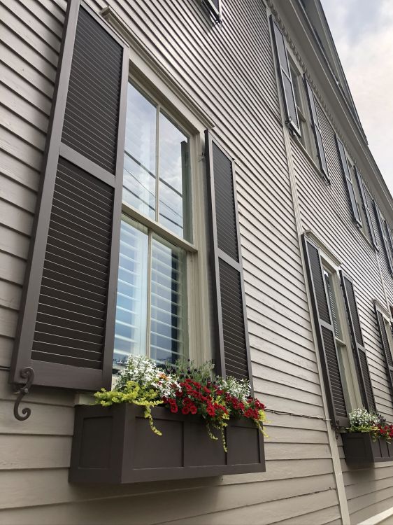 Обои окно, недвижимость, створки окна, крыша, родина в разрешении 1536x2048