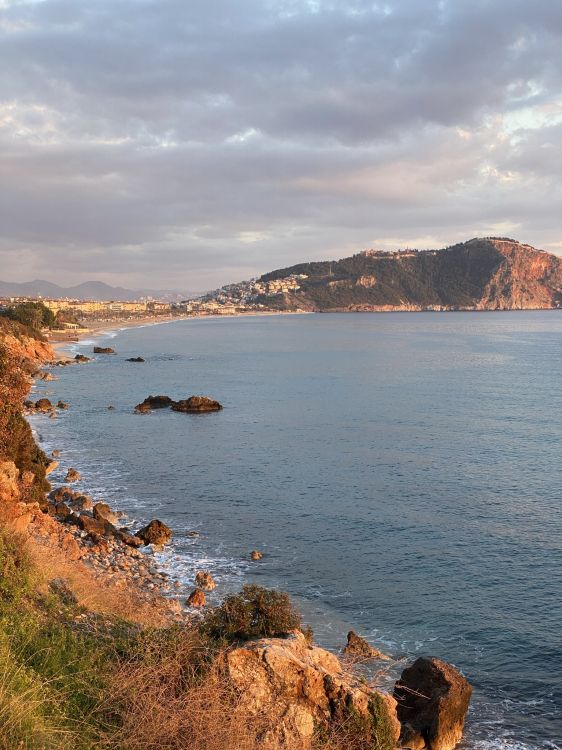 Обои море, вода, облако, гидроресурсы, гора в разрешении 1536x2048