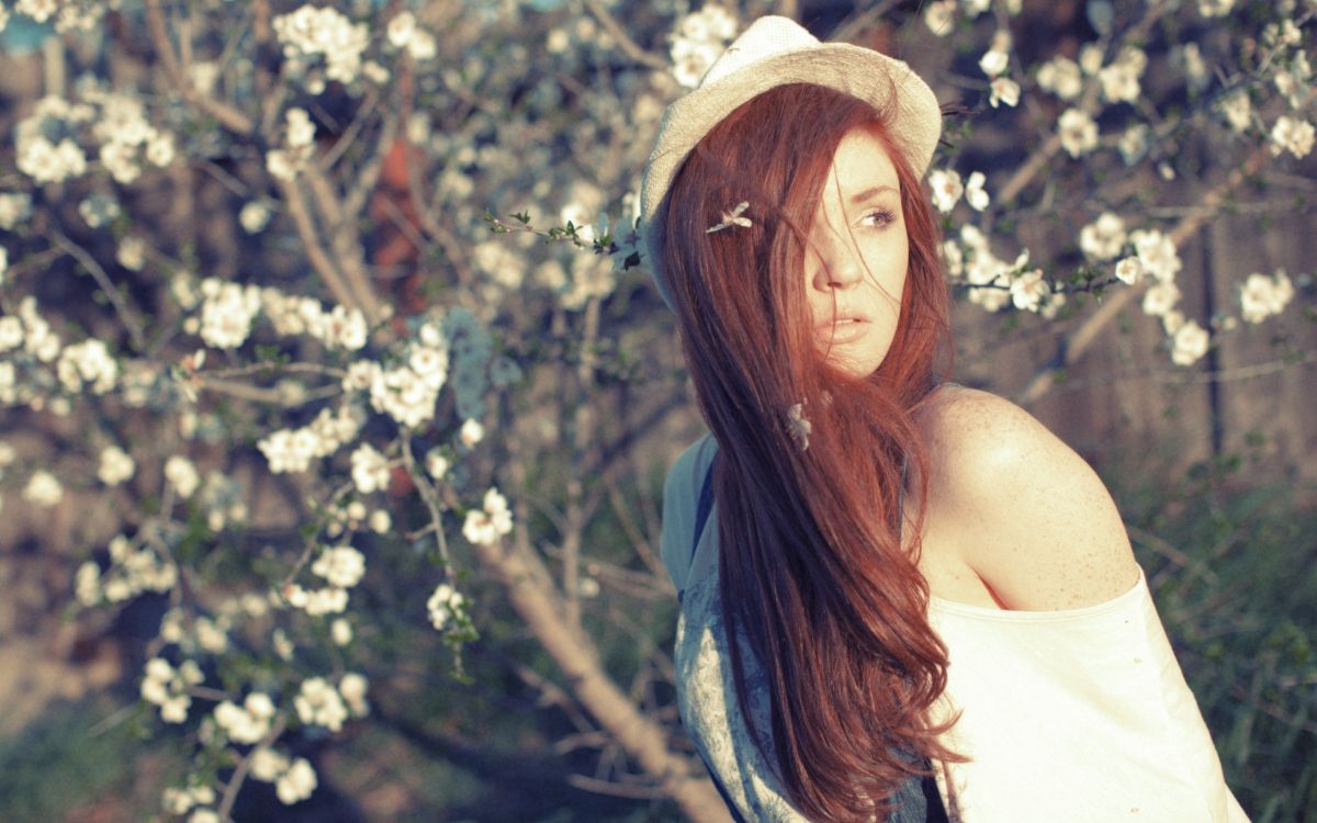 Обои красота, рыжие волосы, прическа, девушка, дерево в разрешении 2560x1600