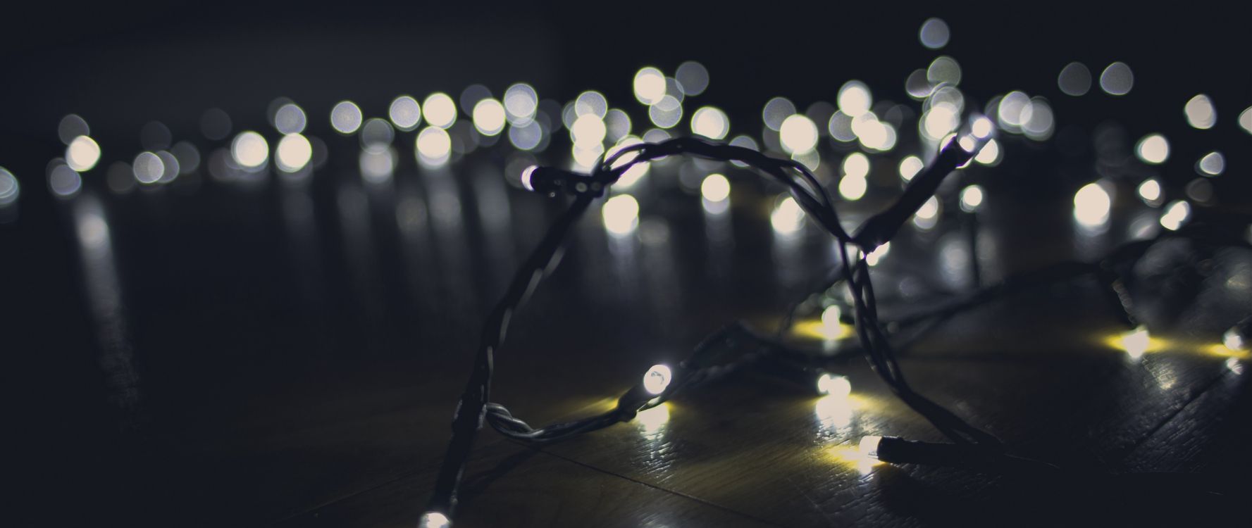 Обои свет, освещение, вода, ночь, отражение в разрешении 2560x1080