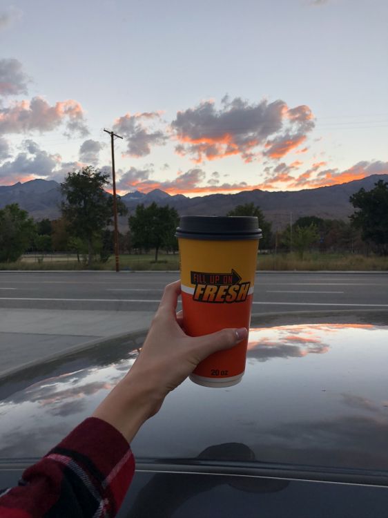 Обои Король, семейный автомобиль, дорожное путешествие, лого, кучевое облако в разрешении 1536x2048