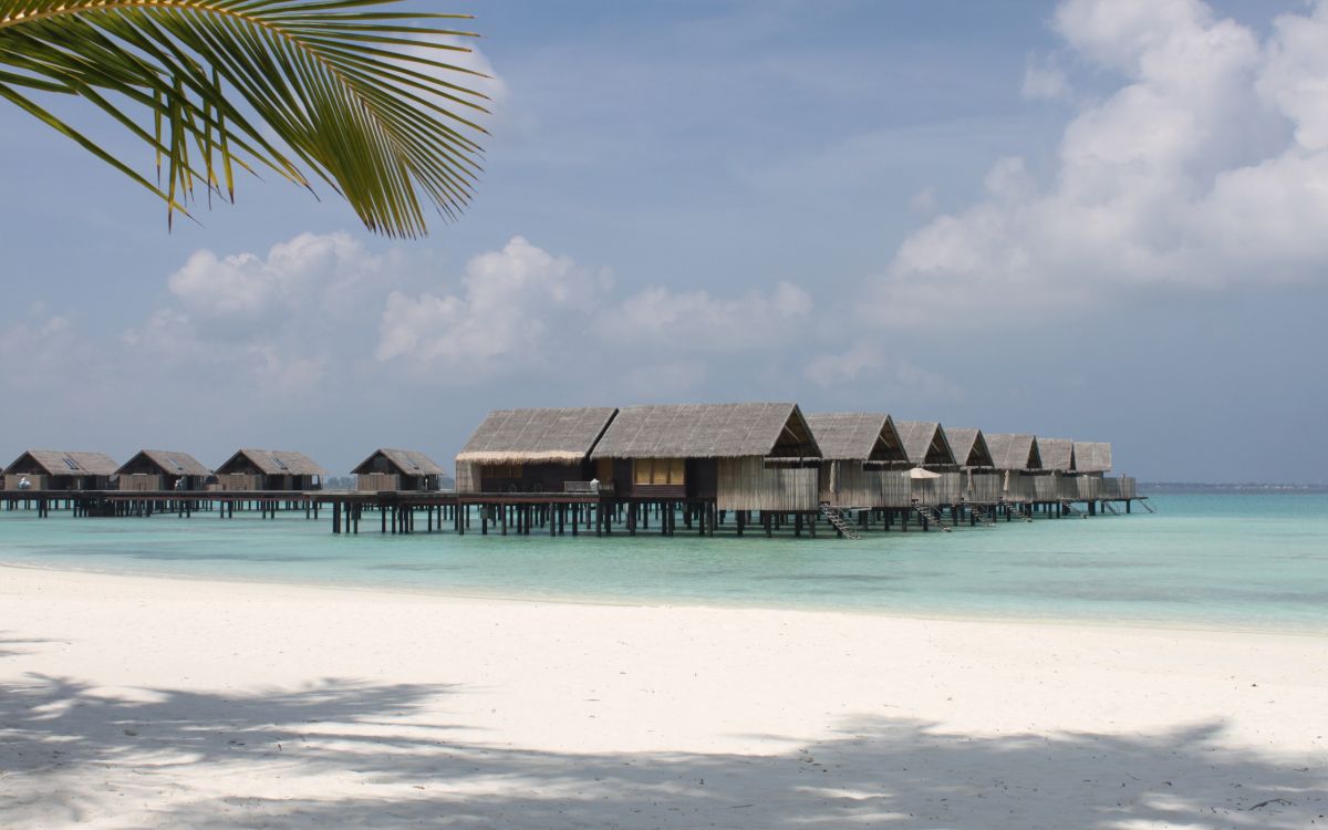 Обои Мальдивы, Остров, прибежище, море, бунгало в разрешении 2560x1600