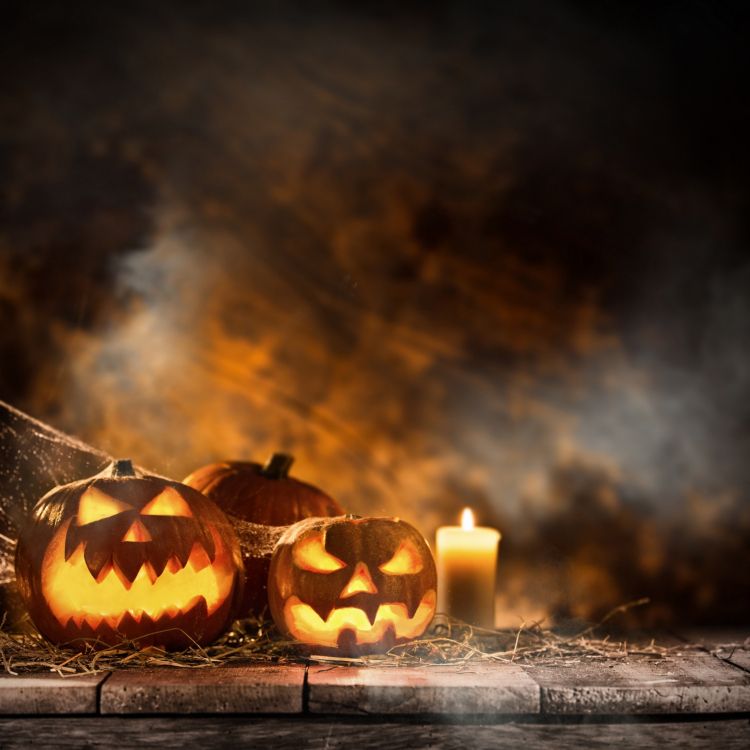Обои пламя, тыква, ночь, свет, темнота в разрешении 2048x2048
