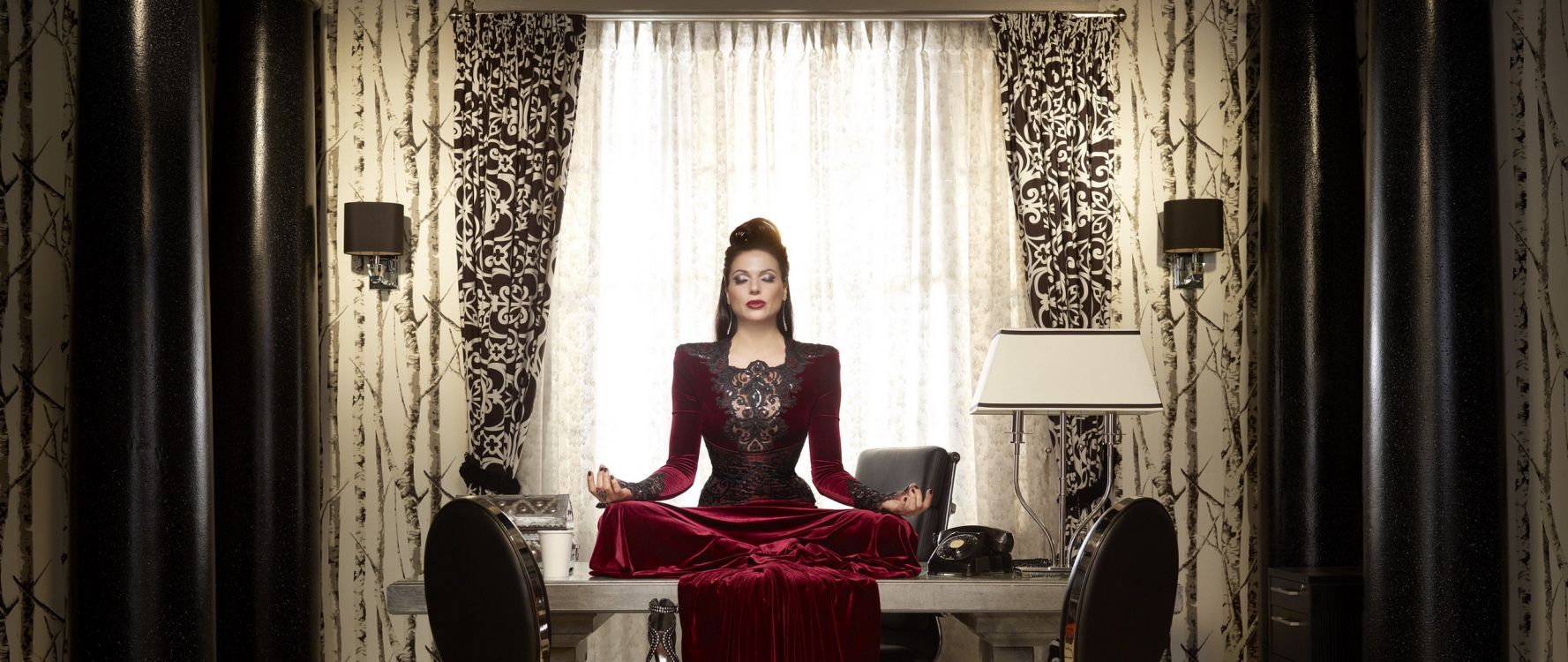 Обои Королева, занавес, ткань, сидящий, дизайн интерьера в разрешении 2560x1080