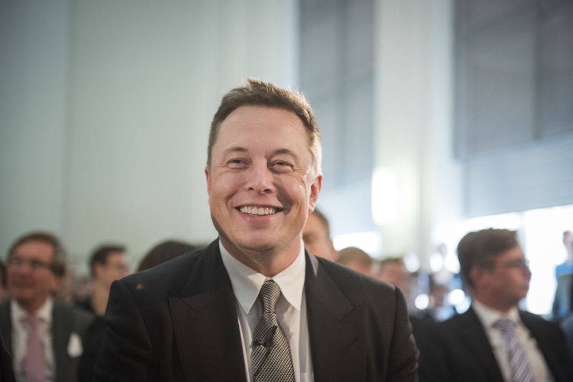 Обои Илон Маск, Tesla Model S, SolarCity, улыбка, управление в разрешении 6016x4016