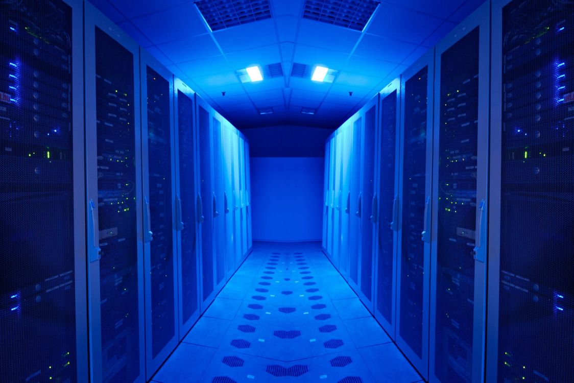 Обои Серверная комната, центр обработки данных, Информационные технологии, синий, свет в разрешении 2560x1707