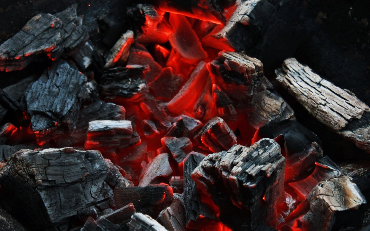 Обои тлеющий уголек, решетка барбекю, древесный уголь, уголь, рок в разрешении 2880x1800