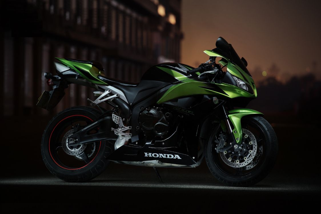 Обои Honda Motor Company, мотоцикл, спортивный мотоцикл, зеленый, супербайк в разрешении 3952x2635