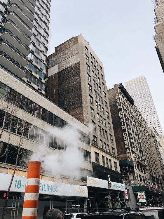 Обои окно, башня, город, метрополия, соседство в разрешении 3024x4032