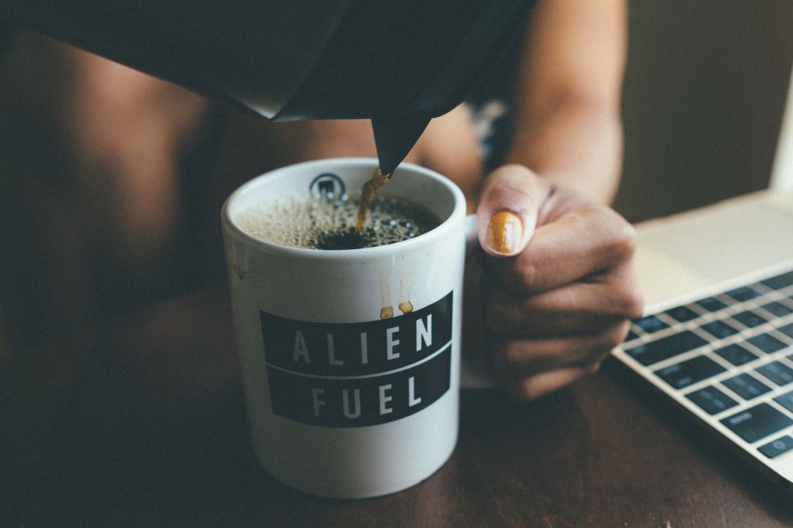 Обои кофе, кофейная чашка, палец, кружка, рука в разрешении 4896x3264