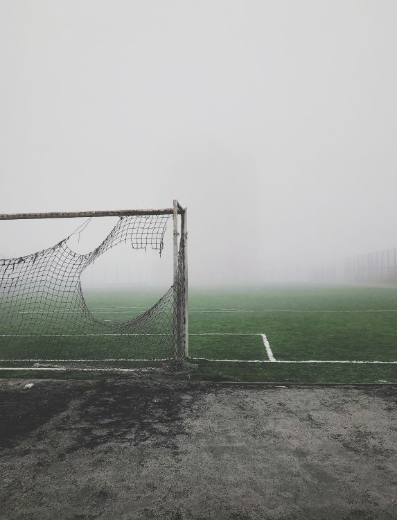 Обои цель, мяч, дымка, туман, футбольный в разрешении 3024x3958