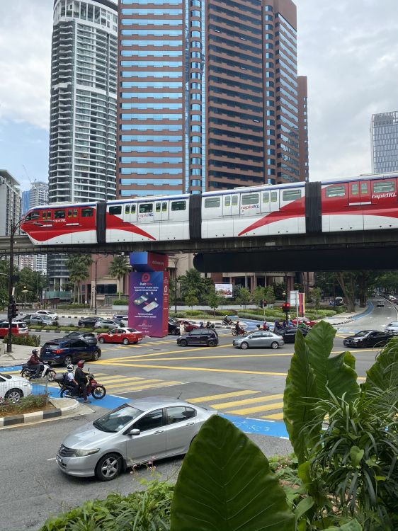 Обои Король, башня, транспорт, метрополия, мотоцикл в разрешении 1536x2048