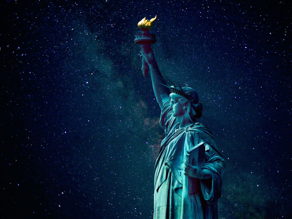 Обои статуя свободы, статуя, космос, ночь, звезда в разрешении 2048x1536