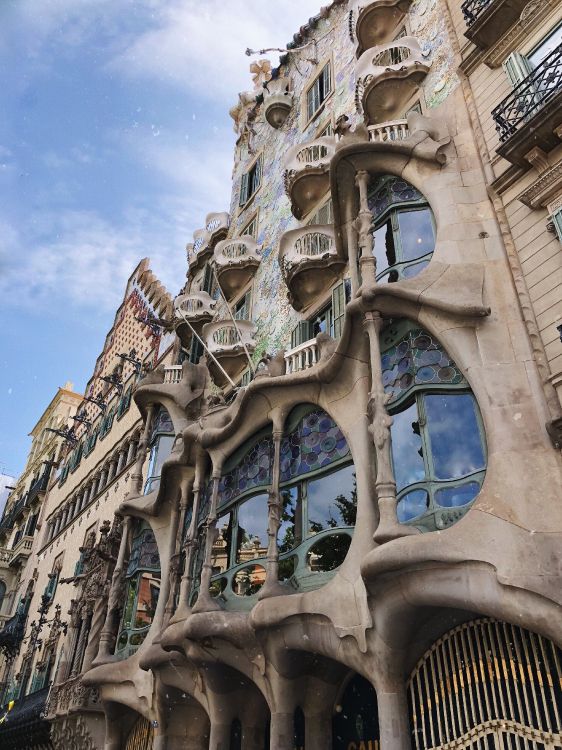 Обои Барселона, Отель Casa Batll, средневековая архитектура, архитектура, фасад в разрешении 3024x4032