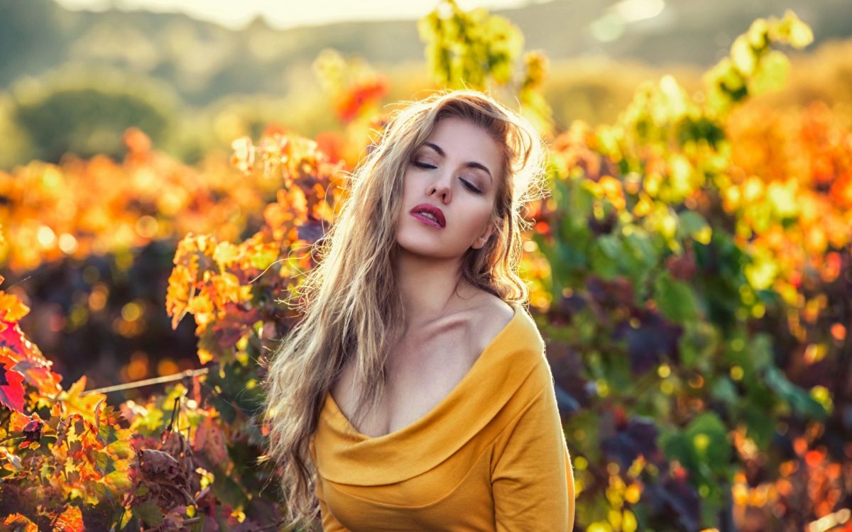 Обои красота, модель, осень, лицо, волосы в разрешении 1920x1200