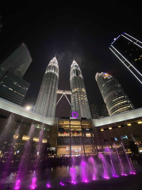 Обои башни петронас, Куала Лумпур, Малайзия, ночь, башня в разрешении 1536x2048