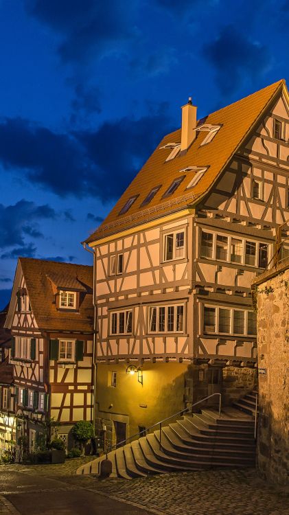 Обои здание, окно, облако, свет, растение в разрешении 1080x1920