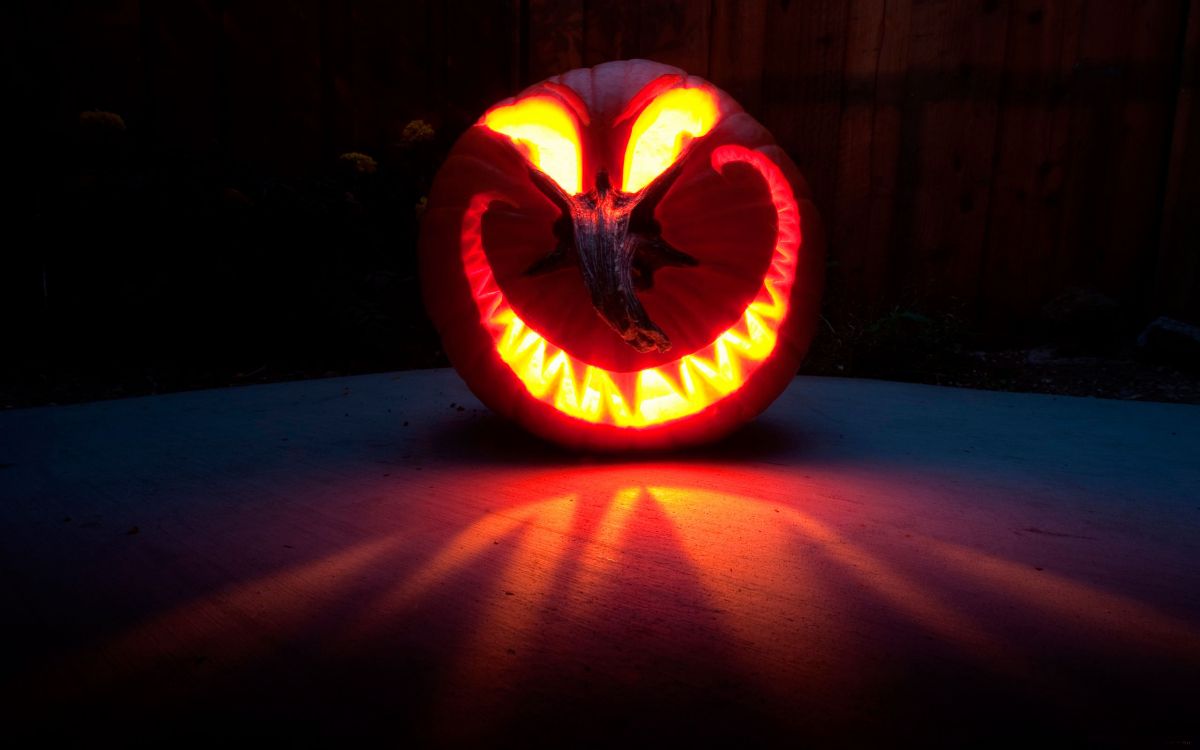 Обои Хэллоуин, тыква, резьба, свет, калебас в разрешении 2560x1600