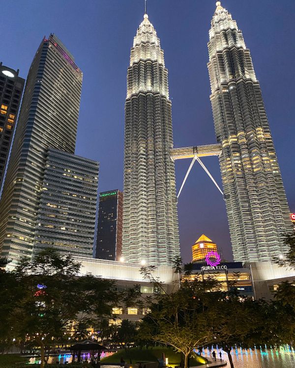 Обои башни-близнецы Петронас, башня, дневное время, вышка, архитектура в разрешении 3024x3780