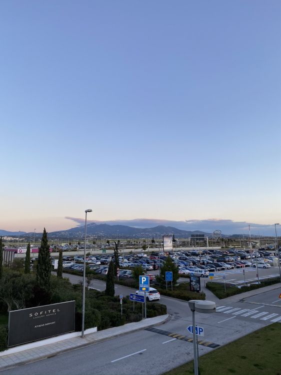 Обои инфраструктура, поле, уличный фонарь, улица, городской дизайн в разрешении 1536x2048