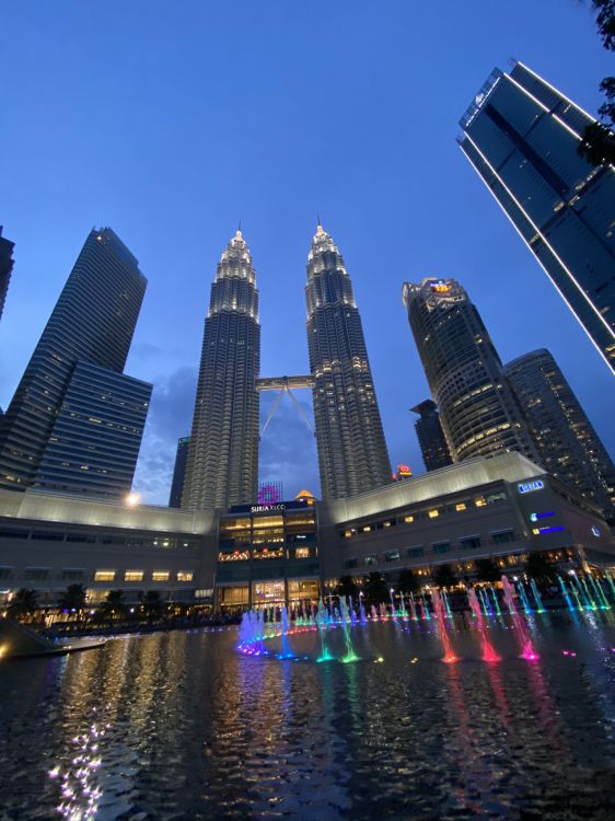 Обои башни петронас, Куала Лумпур, Малайзия, вода, башня в разрешении 1536x2048