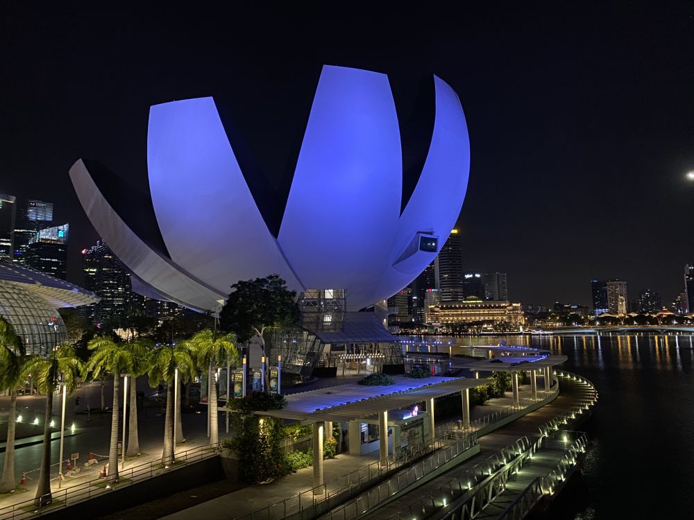 Обои Сингапур, отражение, вода, небоскреб, ночь в разрешении 2048x1536