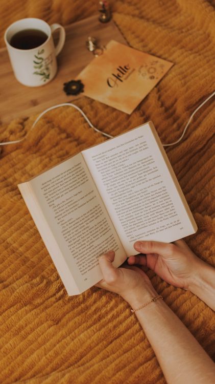 Обои книга, мечты и тени, чтение, обзор, фикция в разрешении 720x1280