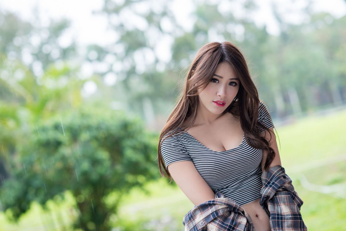 Обои красота, модель, плечо, длинные волосы, глаз в разрешении 2048x1367